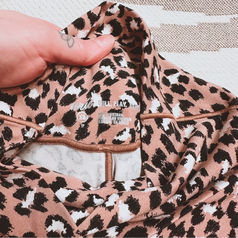 Aerie leopard v cross front legging XS play style - Picture 6 of 8